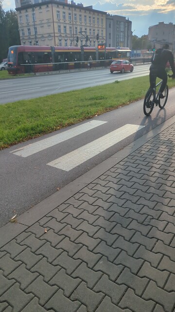 Przejście dla pieszych namalowane na ścieżce rowerowej. Łączy chodnik z niczym