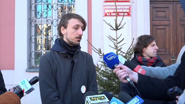 Kadr, Ja i Mateusz przed Urzędem miasta i mikrofony różnych stacji TV i radiowych